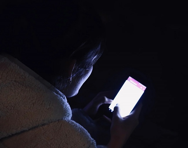 다크모드 시력, 다크모드 눈 건강, 블루라이트 차단, 스마트폰 시력저하, 어두운 곳에서 핸드폰 밝기