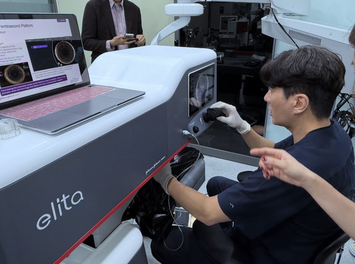ELITA femtosecond laser platform used for SILK SMILE