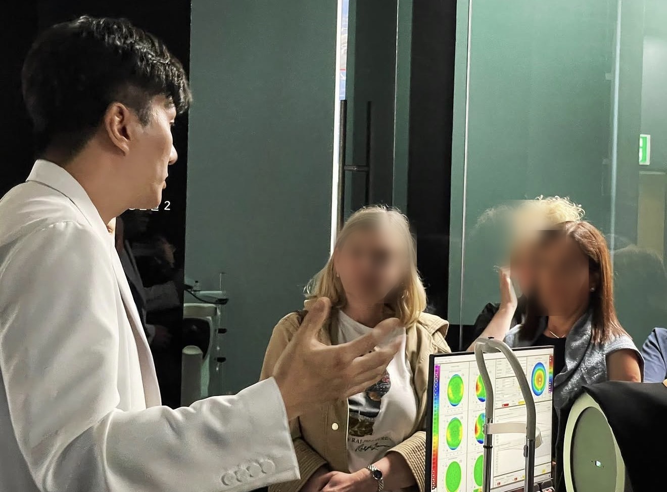 Explaining corneal topography results to international patients in Seoul
